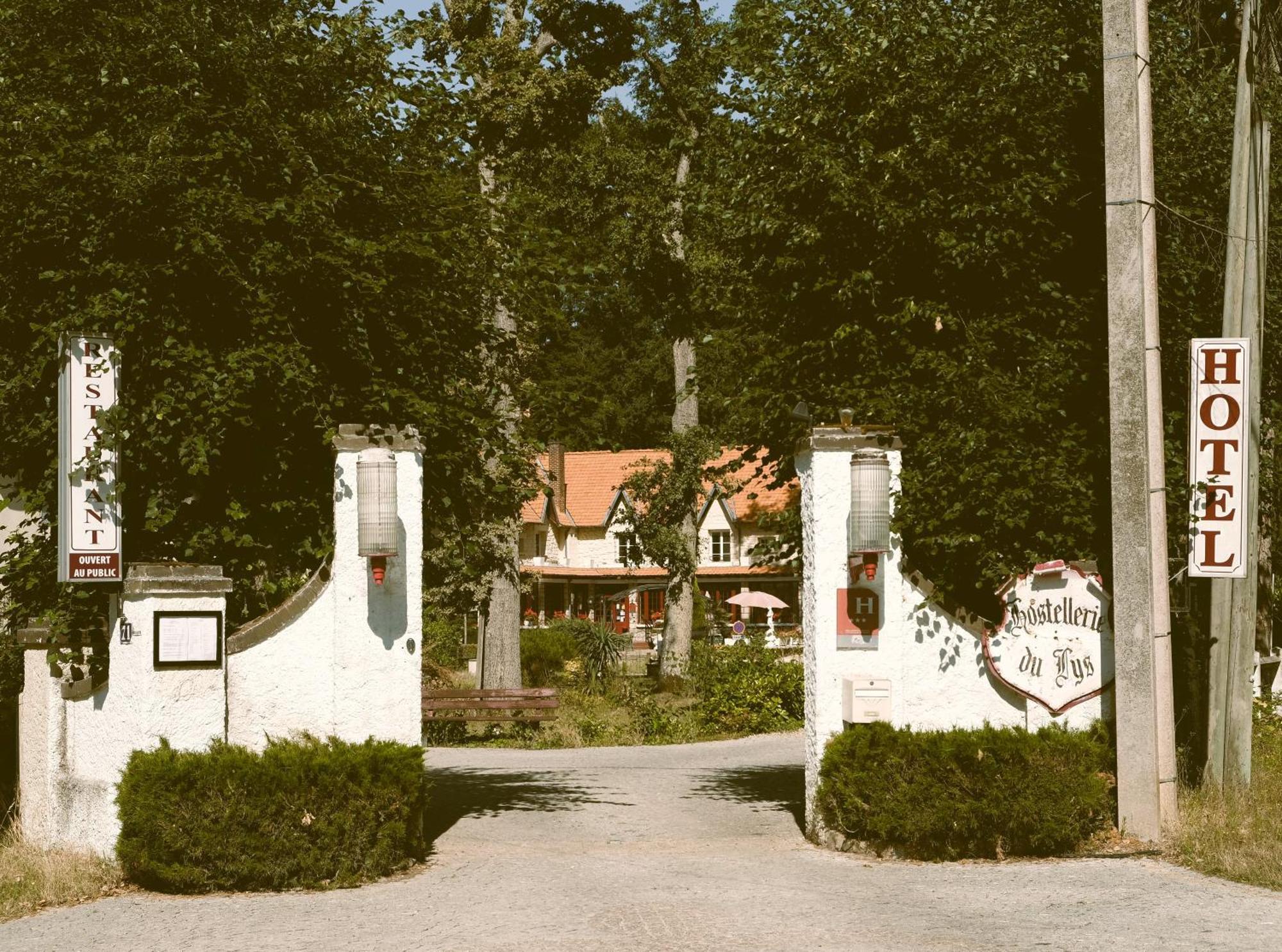Hostellerie Du Lys Lamorlaye Exterior foto