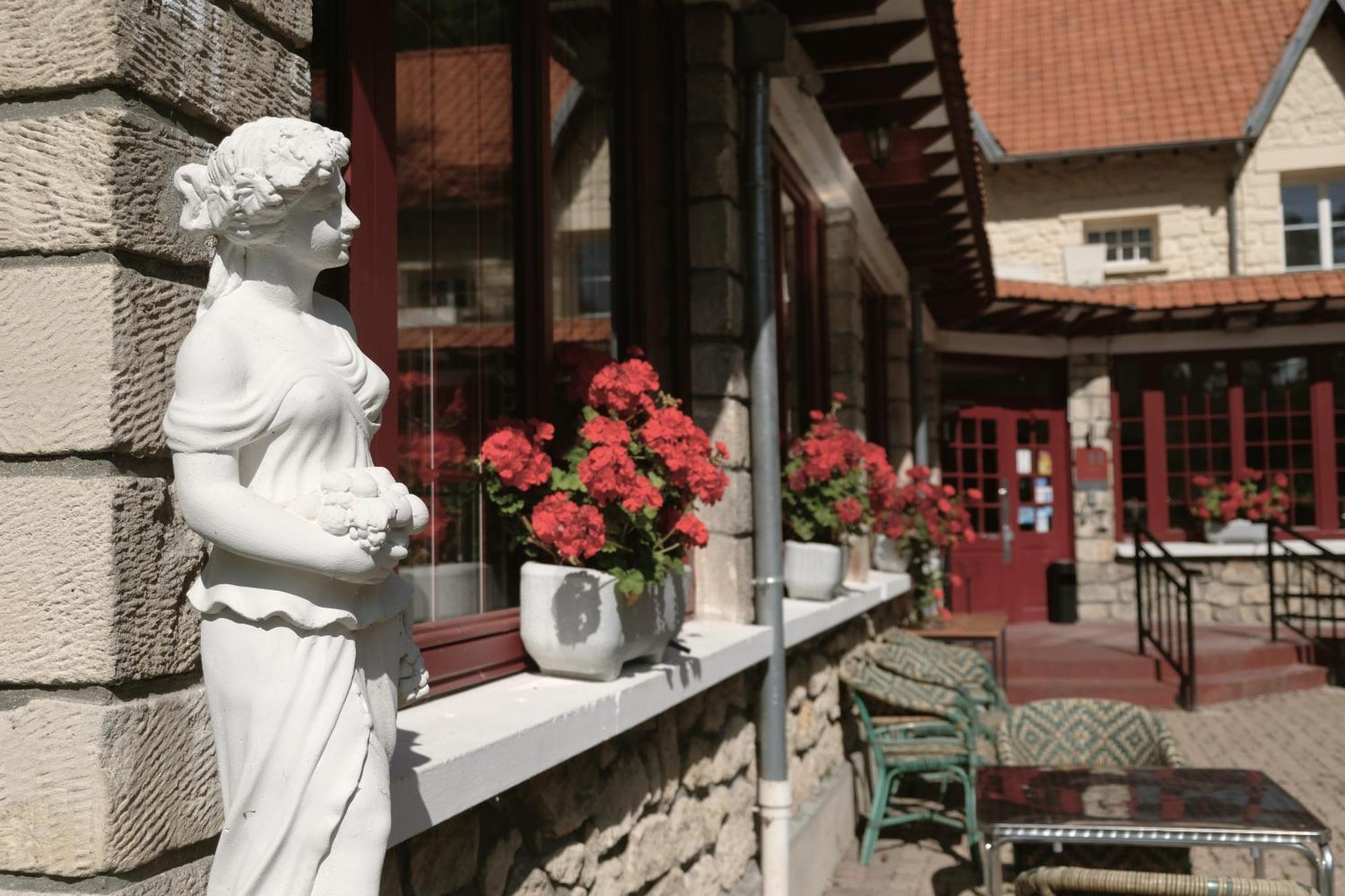 Hostellerie Du Lys Lamorlaye Exterior foto